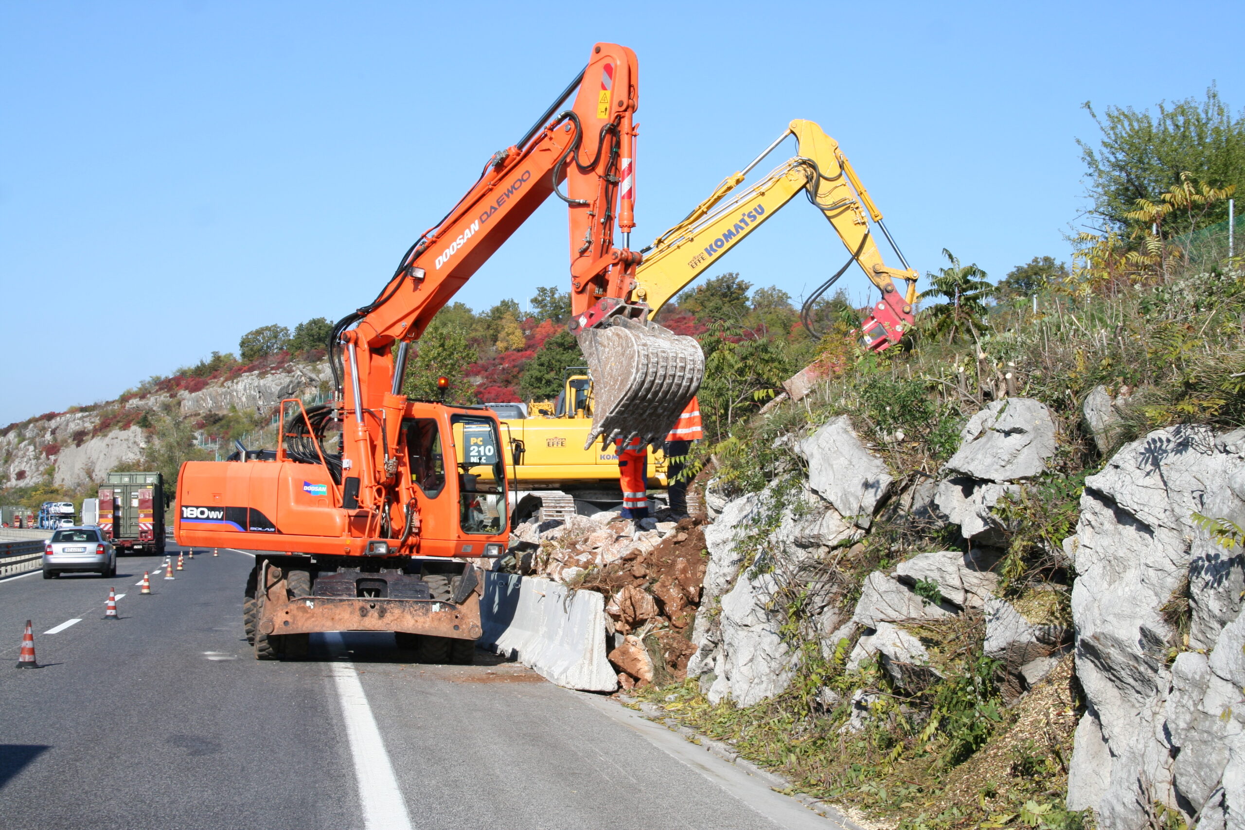 Mezzi di scavo per rimozione detriti pericolosi a bordo autostrada