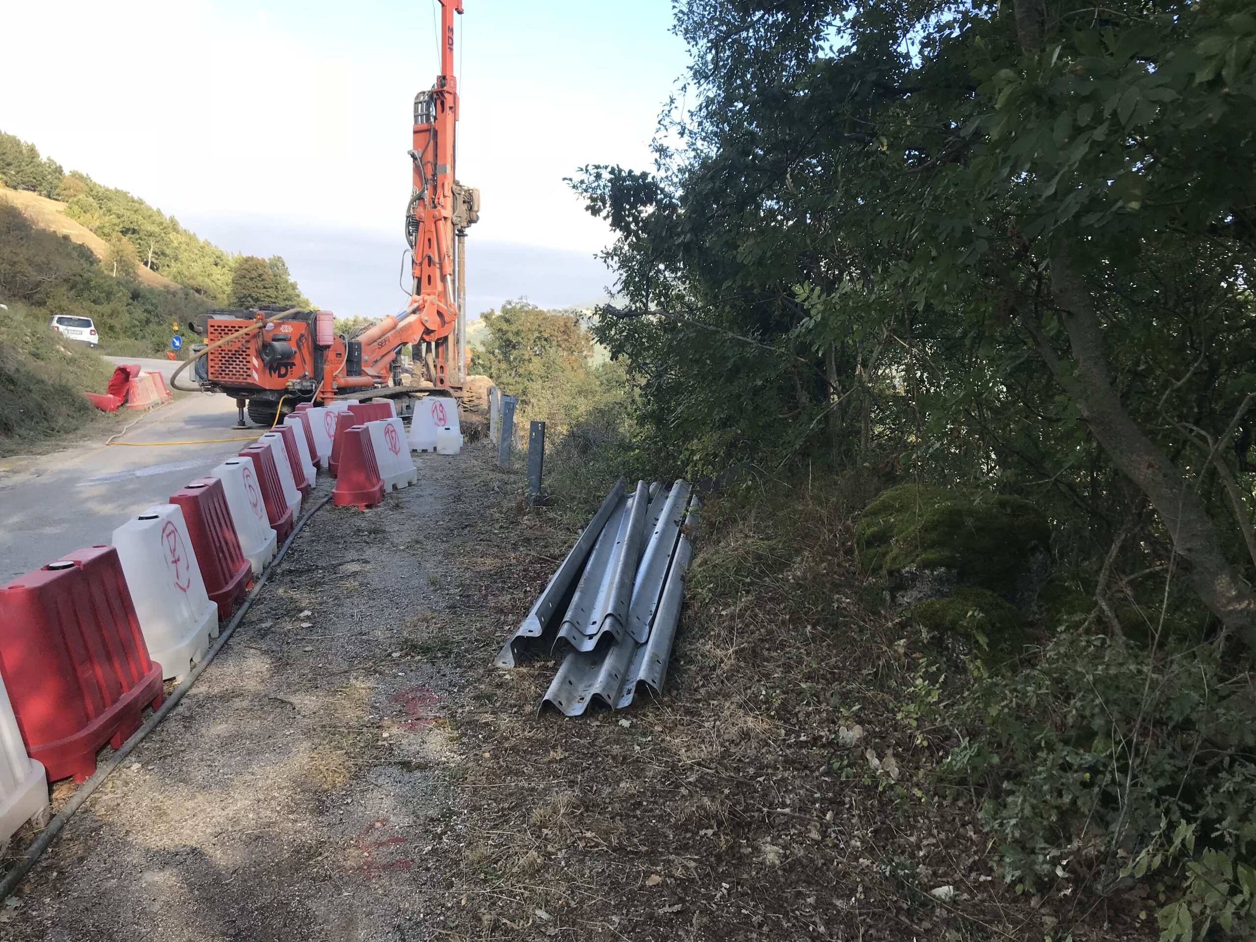 Infissione di micropali di rinforzo su bordo stradale rovinato da sisma