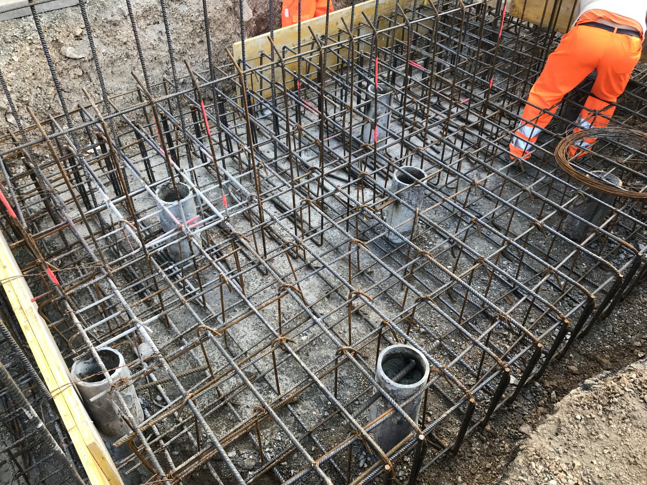 Preparazione della struttura di rinforzo del manto stradale rovinato dal sisma