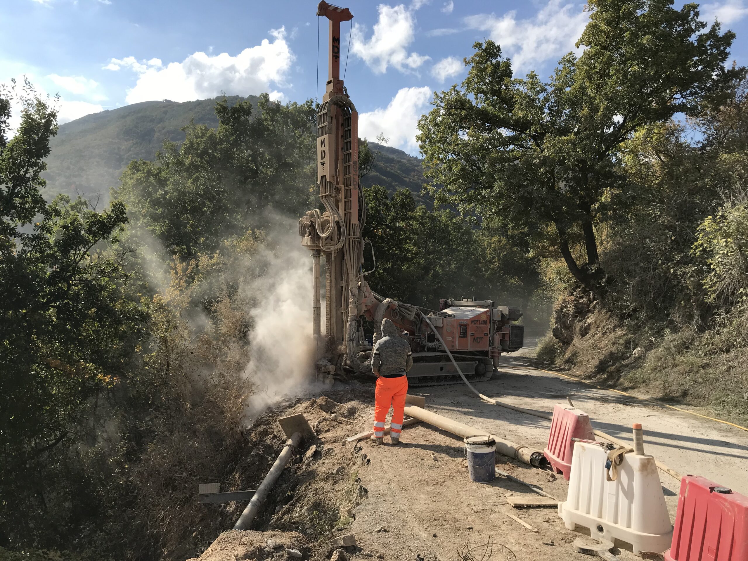 Infissione di micropali di rinforzo su bordo stradale rovinato da sisma