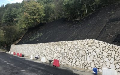 Costruzione di un muro in pietra a bordo strada dopo rimozione frana