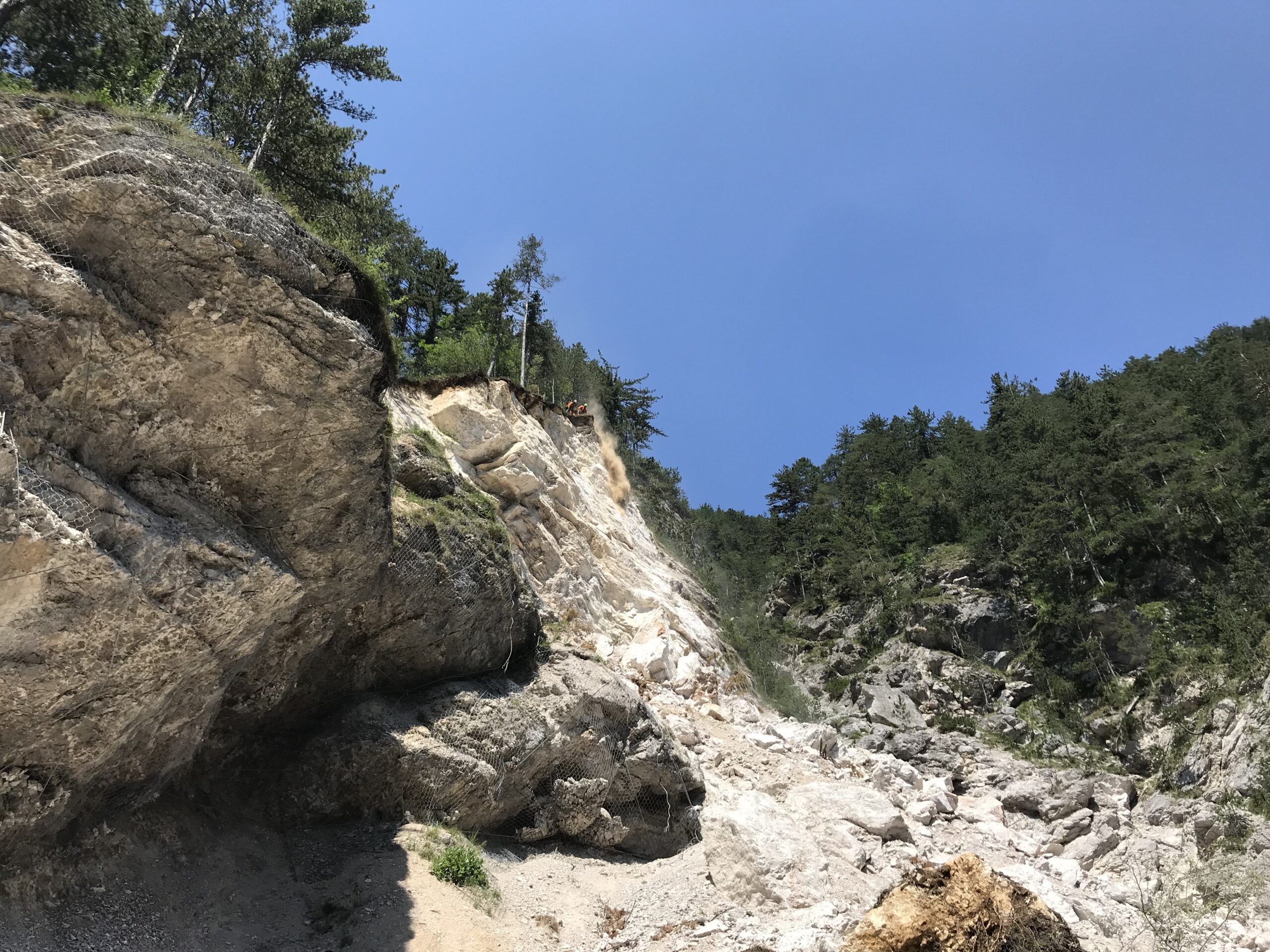 Demolizione controllata di parete instabile sopra la strada