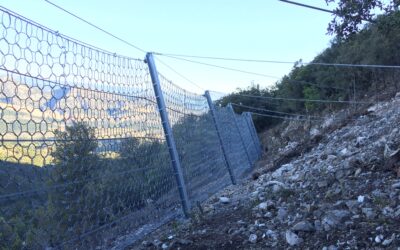 Rete paramassi appena collocata per salvaguardare la strada da nuove frane