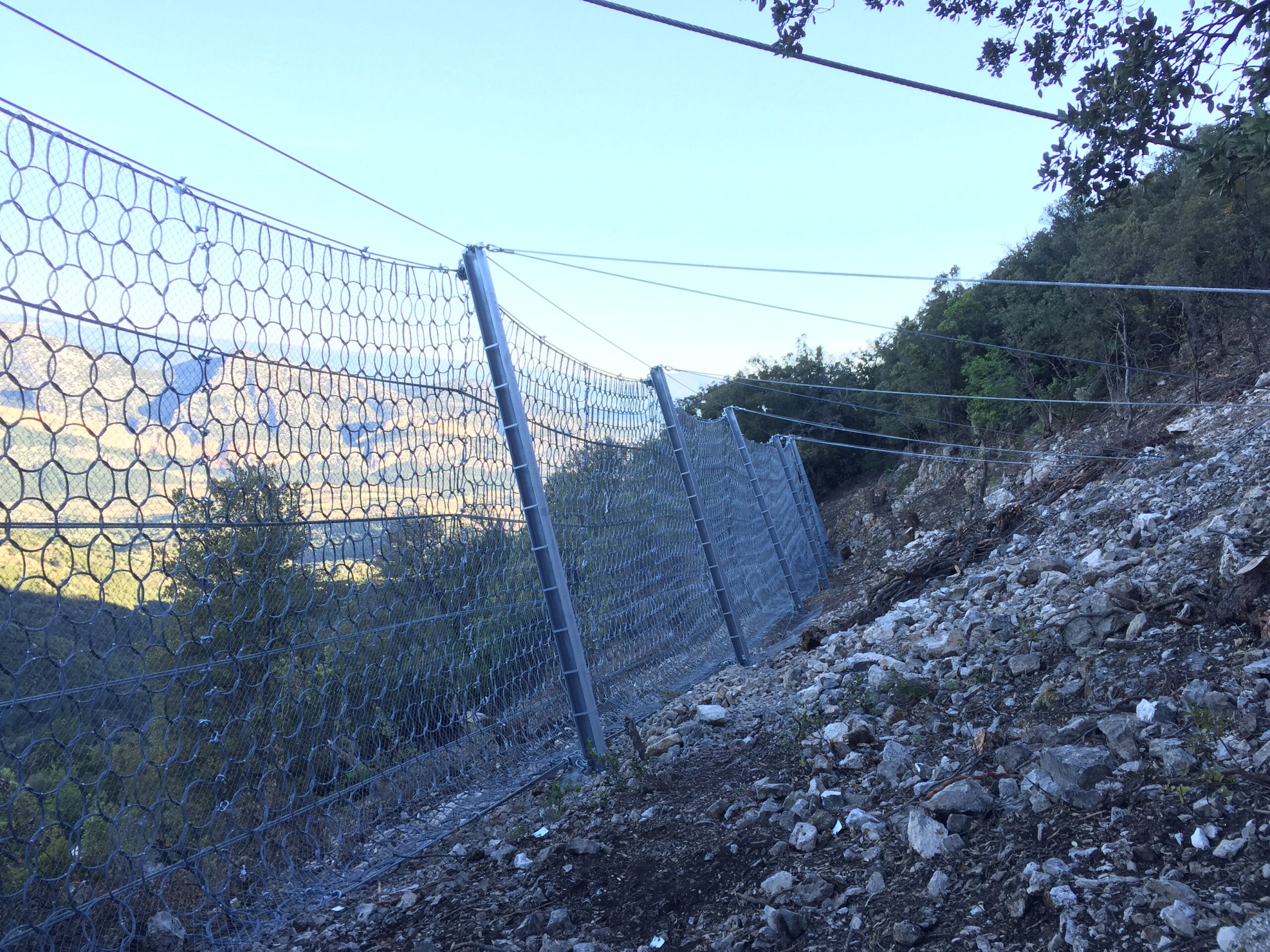 Rete paramassi appena collocata per salvaguardare la strada da nuove frane
