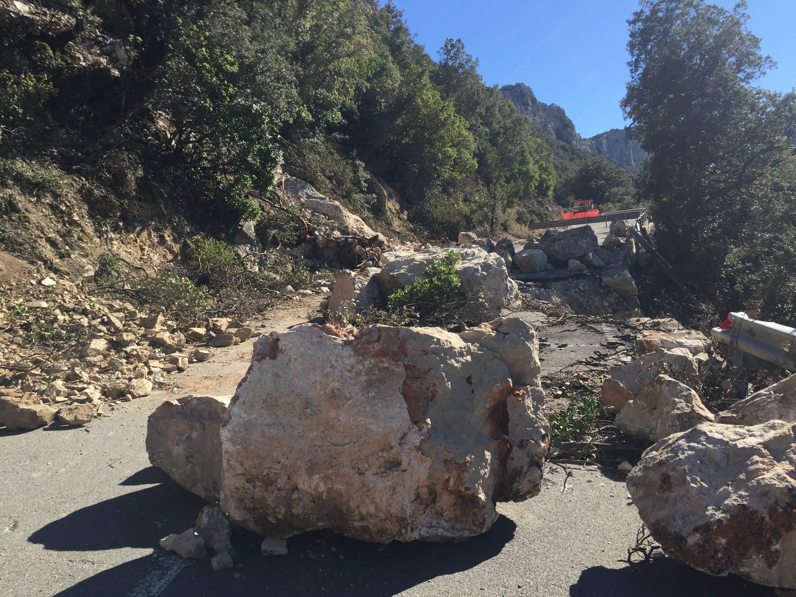 Strada distrutta da una frana