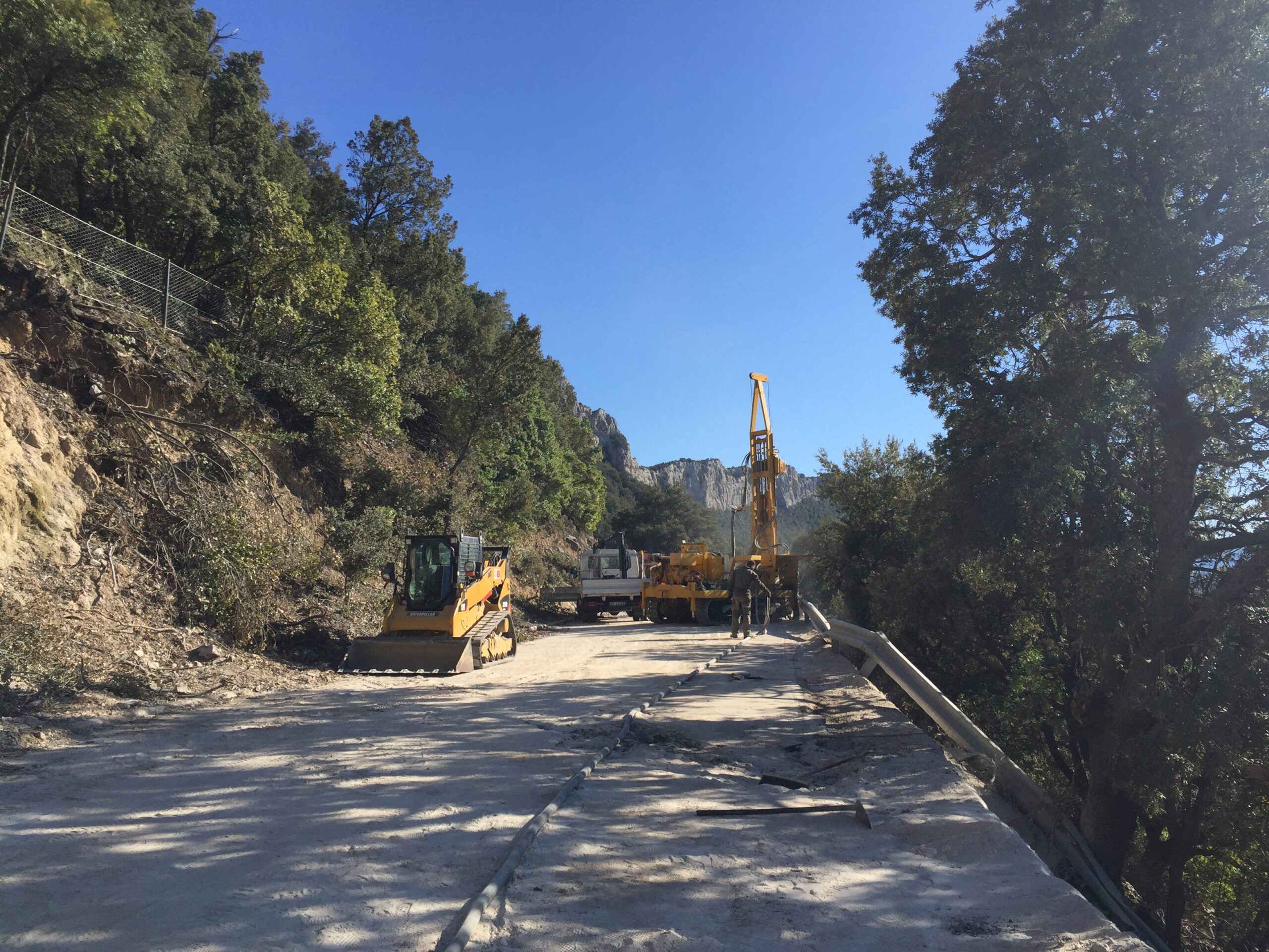 Mezzi pesanti al lavoro per ripristino bordo stradale